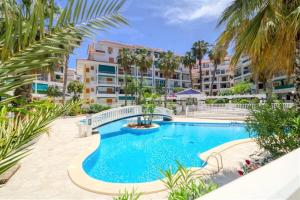 una imagen de una piscina en un resort en Casa Rita, en La Mata