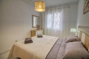 Un dormitorio con una cama con dos toallas encima. en Casa Rita, en La Mata 3 fotos más