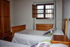 Tempat tidur dalam kamar di Apartamentos El Cuetu