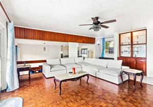 Χώρος καθιστικού στο Beautiful Oistins Home Away From Home