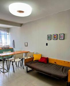 un salon avec un canapé et une table dans l'établissement Apartamento Studio 203, à Juazeiro