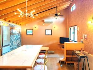 a living room with a table and a desk at Cottage Flamingo - Vacation STAY 58478v in Minato