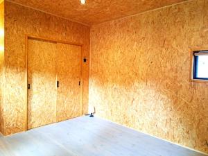 an empty room with a door and a window at Cottage Flamingo - Vacation STAY 58478v in Minato