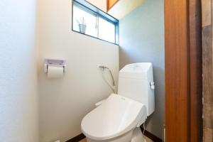 a bathroom with a white toilet and a window at Setsuki no Yado - Vacation STAY 20324 in Kamagaya +46 photos