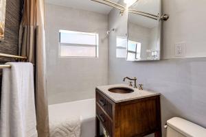 Phòng tắm tại One mile to beautiful sandy beach +15 ảnh