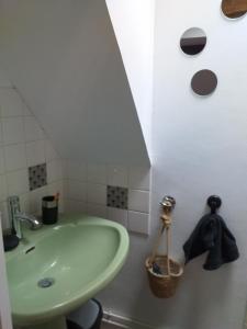 La salle de bains est pourvue d'un lavabo vert. dans l'établissement L'Ecuyère-Maison de Ville-Secteur cathédrale-Parking privé gratuit, à Chartres 16 autres photos