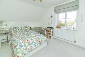 Postel nebo postele na pokoji v ubytování Luxury 5-Bed Home in Milton Keynes