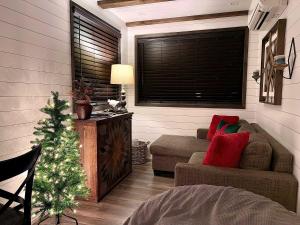 Posezení v ubytování Hot Tub! The Blue Ridge Luxury Container Home