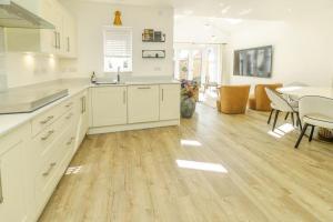 Kuchyň nebo kuchyňský kout v ubytování Luxury 5-Bed Home in Milton Keynes