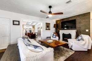 Khu vực ghế ngồi tại One mile to beautiful sandy beach