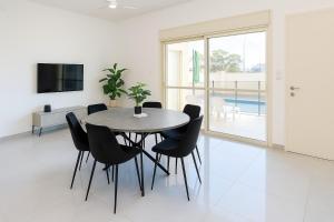 een eetkamer met een tafel en stoelen bij לב בית שאן in Bet Sheʼan