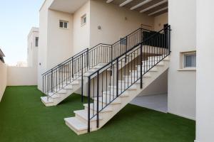 een trap in een gebouw met groen gras bij לב בית שאן in Bet Sheʼan