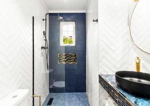 Ένα μπάνιο στο Beautiful Oistins Home Away From Home