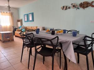 a dining room table with chairs and a couch at Las Grutas Star in Las Grutas