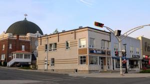 a building on a street corner with a traffic light at Loft Le Sommet in Amos