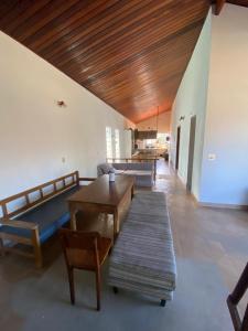 ein Wohnzimmer mit Tisch und Couch in der Unterkunft Soul Beach Hostel in Bertioga