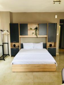 um quarto com uma grande cama branca em um quarto em Downtown Studio 31 em Serres