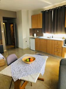 uma cozinha com uma tigela de fruta numa mesa em Downtown Studio 31 em Serres mais 16 fotografias
