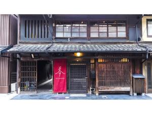 un bâtiment avec un panneau rouge devant lui dans l'établissement Kishoan did - Vacation STAY 81773v, à Shimmachidōri