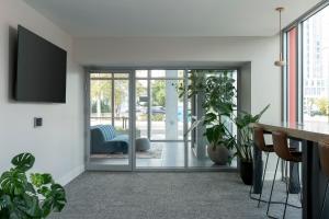 TV a/nebo společenská místnost v ubytování Mint House Tampa - Downtown + 7 fotografií