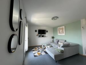 un salon avec un canapé et une table dans l'établissement Une appartement entier à Brive la gaillarde, à Brive-la-Gaillarde