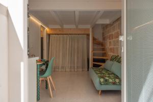 sala de estar con sofá y litera en MandorleOlio Versomare, en Polignano a Mare