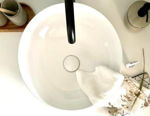 a white plate on a counter with a magnifying glass at Ferienwohnung Im Dorf Urnäsch in Urnäsch