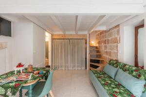 una sala de estar con un sofá y una mesa en MandorleOlio Versomare, en Polignano a Mare