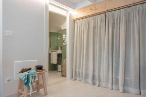 un baño con ducha con cortinas y una mesa en MandorleOlio Versomare, en Polignano a Mare 95 fotos más