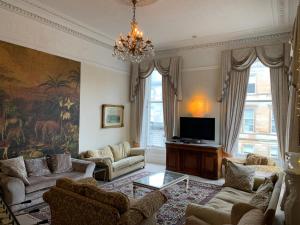 Μια τηλεόραση ή/και κέντρο ψυχαγωγίας στο 2 Chester St