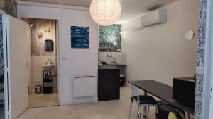 eine Küche und ein Esszimmer mit einem Tisch und einem Waschbecken in der Unterkunft À louer Charmant T2 en rez-de-chaussée à Châteaumeillant in Châteaumeillant