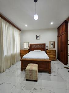 ein Schlafzimmer mit einem großen Bett und einem großen Fenster in der Unterkunft Habitación con pérgola independiente in Flores