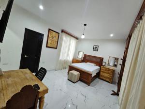 ein Schlafzimmer mit einem Bett und einem Tisch und Stühlen in der Unterkunft Habitación con pérgola independiente in Flores