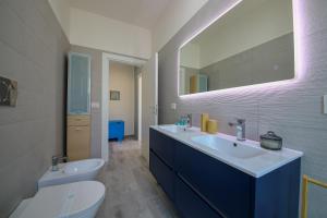 ein Badezimmer mit zwei Waschbecken und einer Toilette und einem Spiegel in der Unterkunft Villa Vera, accesso al mare, vista Castello, AC in Brindisi + 22 Fotos