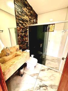 Ένα μπάνιο στο Chalé/Loft com hidromassagem defronte Lagoa na Serra do Cipó