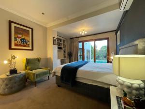 Postel nebo postele na pokoji v ubytování The Ridgeback, 4 Bedroom Good Living, Bryanston + 35 fotografií