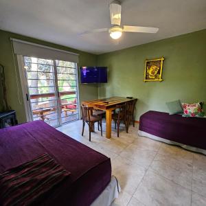 een slaapkamer met een tafel en een eetkamer bij Gorriones Libres in Villa Gesell +11 foto's