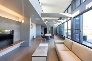 un salon avec un canapé et une table dans l'établissement Ocean Bridge - Vacation STAY 75694v, à Akashi