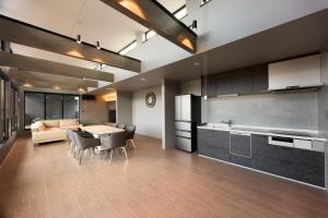 une cuisine et un salon avec une table et des chaises dans l'établissement Ocean Bridge - Vacation STAY 75694v, à Akashi