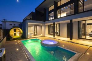 une piscine dans l'arrière-cour d'une maison dans l'établissement Ocean Bridge - Vacation STAY 75694v, à Akashi