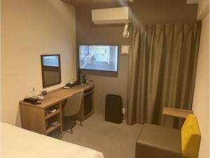 Cette chambre d'hôtel dispose d'un bureau et d'une télévision. dans l'établissement Hotel Reference Tenjin - Vacation STAY 76573v, à Susakiuramachi 7 autres photos