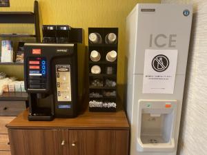 une machine à glaçons posée sur un comptoir à côté d'une boîte dans l'établissement Hotel Reference Tenjin - Vacation STAY 80086v, à Susakiuramachi 5 autres photos