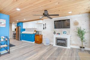 Televiisor ja/või meelelahutuskeskus majutusasutuses Tranquil Shenandoah Valley Retreat with Patio