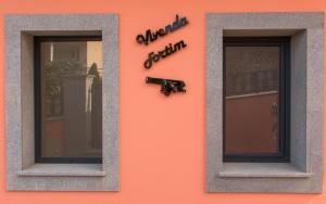 two windows on the side of a building at Elegantes Haus In Santana Mit Garten Und Grill in Faial