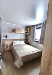 Ένα ή περισσότερα κρεβάτια σε δωμάτιο στο Mobilhomes Quiberon Camping Conguel - Bord de Mer +285 φωτογραφίες