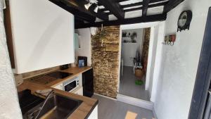 贝赫尔-德拉弗龙特拉Vejer de la Frontera Luis的带水槽和台面的厨房