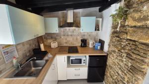 贝赫尔-德拉弗龙特拉Vejer de la Frontera Luis的带水槽和微波炉的小厨房