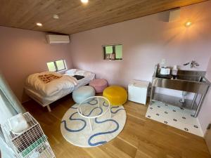 une petite chambre avec un lit et un lavabo dans l'établissement Aiueo no Mori - Vacation STAY 79136v, à Yamashiro