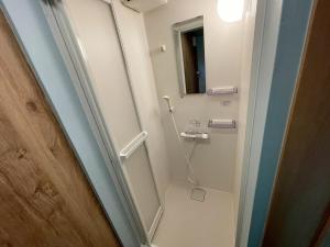 une petite salle de bain avec toilettes et miroir dans l'établissement Aiueo no Mori - Vacation STAY 79136v, à Yamashiro