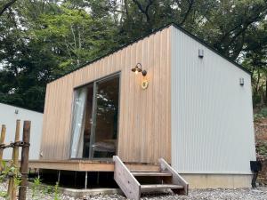 un petit hangar avec une porte et une fenêtre dans l'établissement Aiueo no Mori - Vacation STAY 79149v, à Yamashiro 1 autre photo